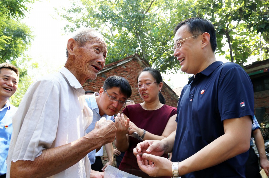 格式工厂董事长慰问贫困党员10.jpg