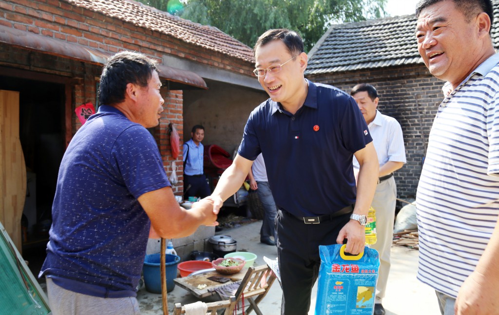 格式工厂董事长慰问贫困党员1.jpg