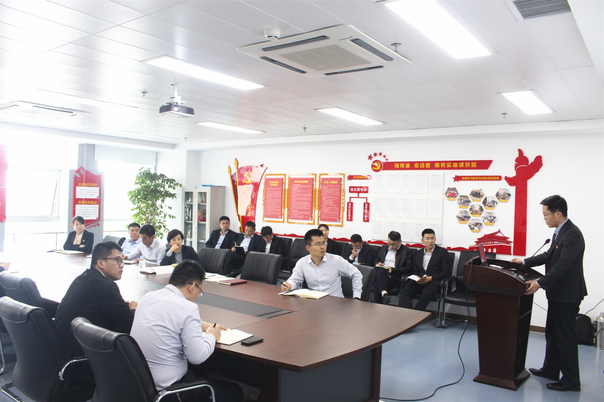 圣城租赁一季度总结会1.jpg